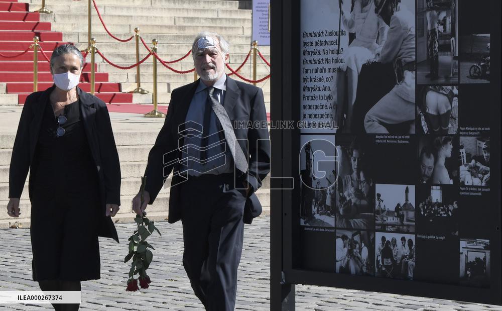 Rudolfinum, admirers, visitors, Czech Oscar-winning filmmaker Jiri Menzel, pay last farewell, condolence book