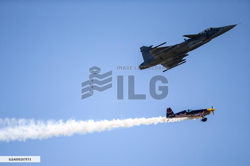 NATO Days and Czech Military Air Forces Days 2020, JAS-39 Gripen fighter aircraft, Extra EA-300 aerobatic plane