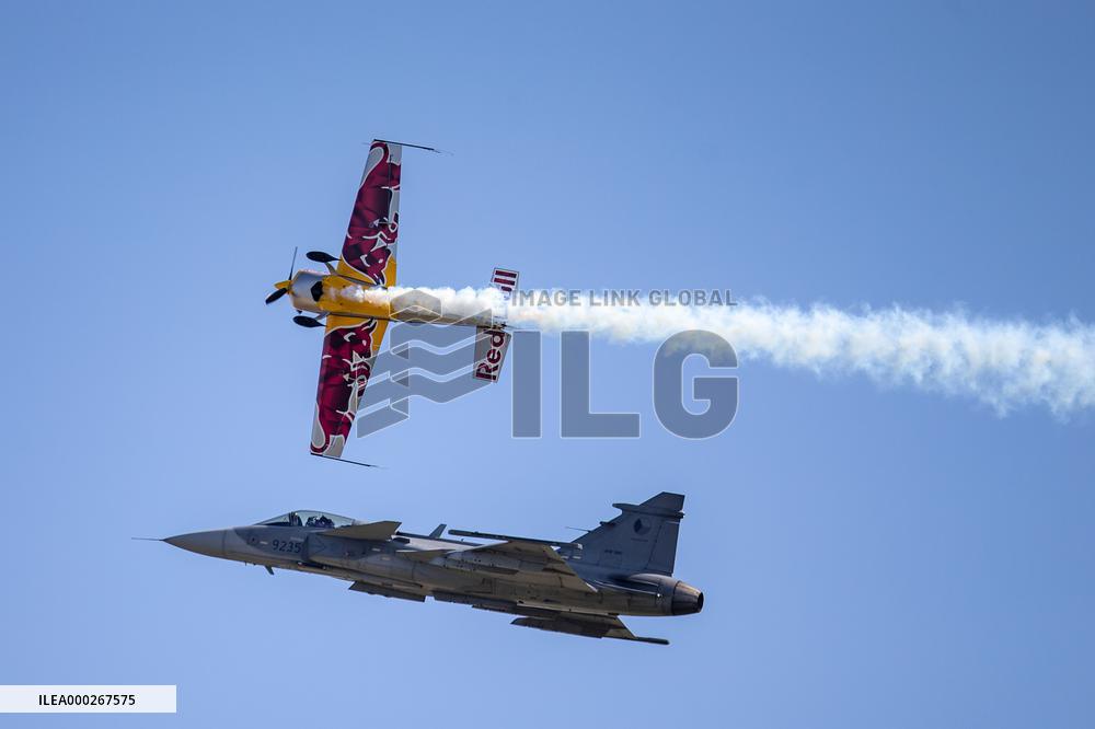 NATO Days and Czech Military Air Forces Days 2020, JAS-39 Gripen fighter aircraft, Extra EA-300 aerobatic plane