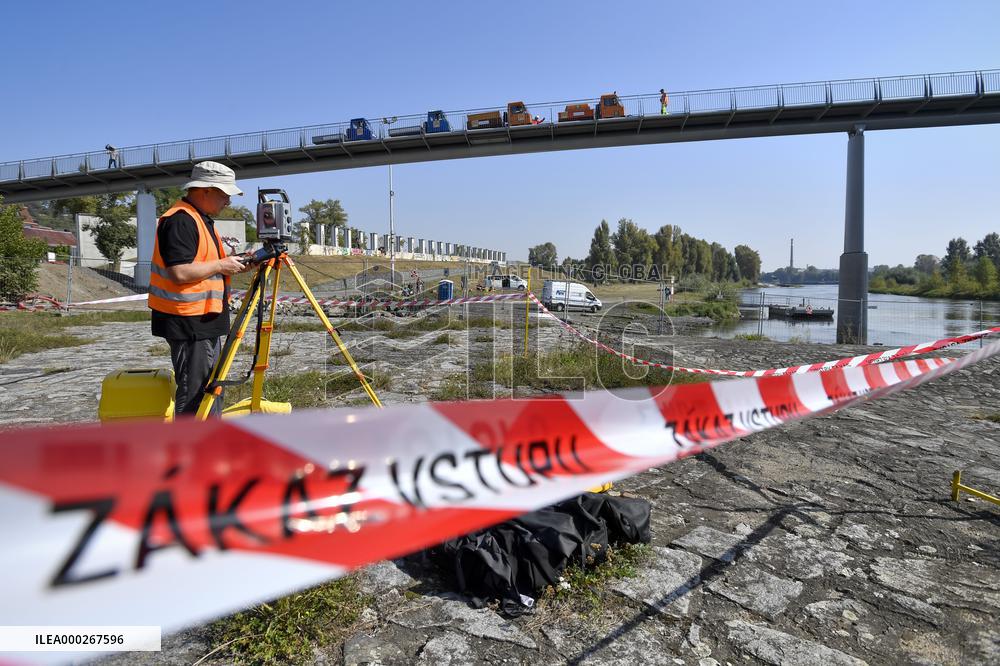 load test on the new Troja footbridge