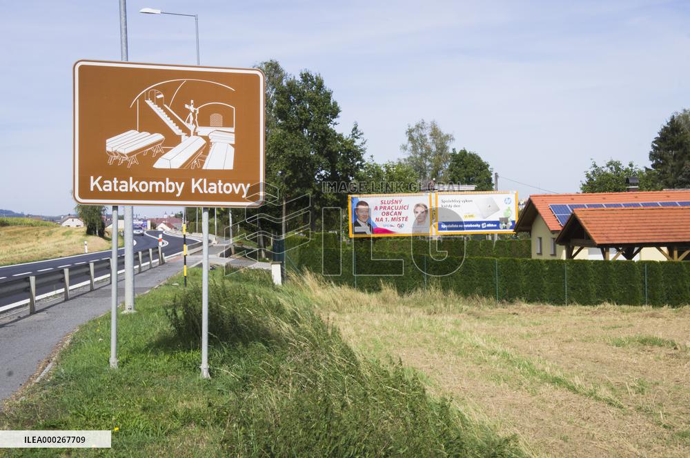 Tomio Okamura, Marie Posarova, billboard, SPD, writing DECENT AND WORKING CITIZEN FIRST