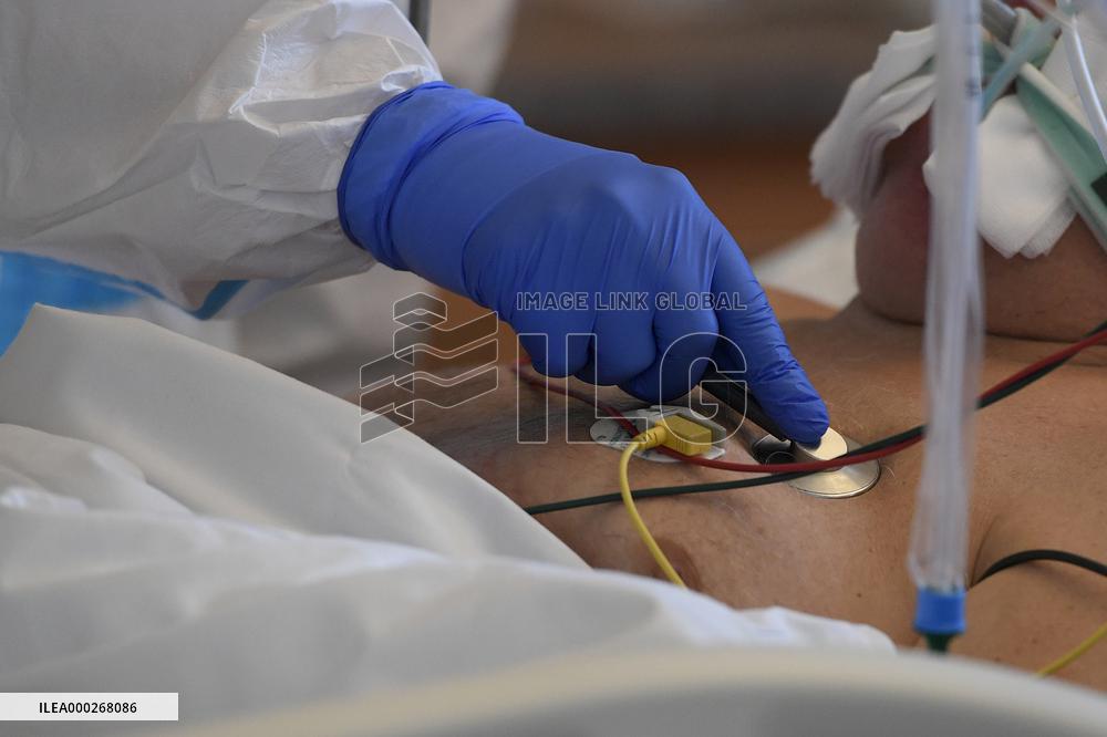 Hospitalised coronavirus patients, doctors, mask, General University Hospital in Prague