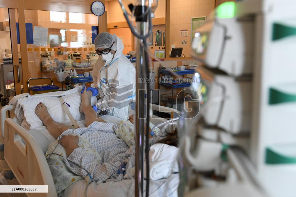 Hospitalised coronavirus patients, doctors, mask, General University Hospital in Prague