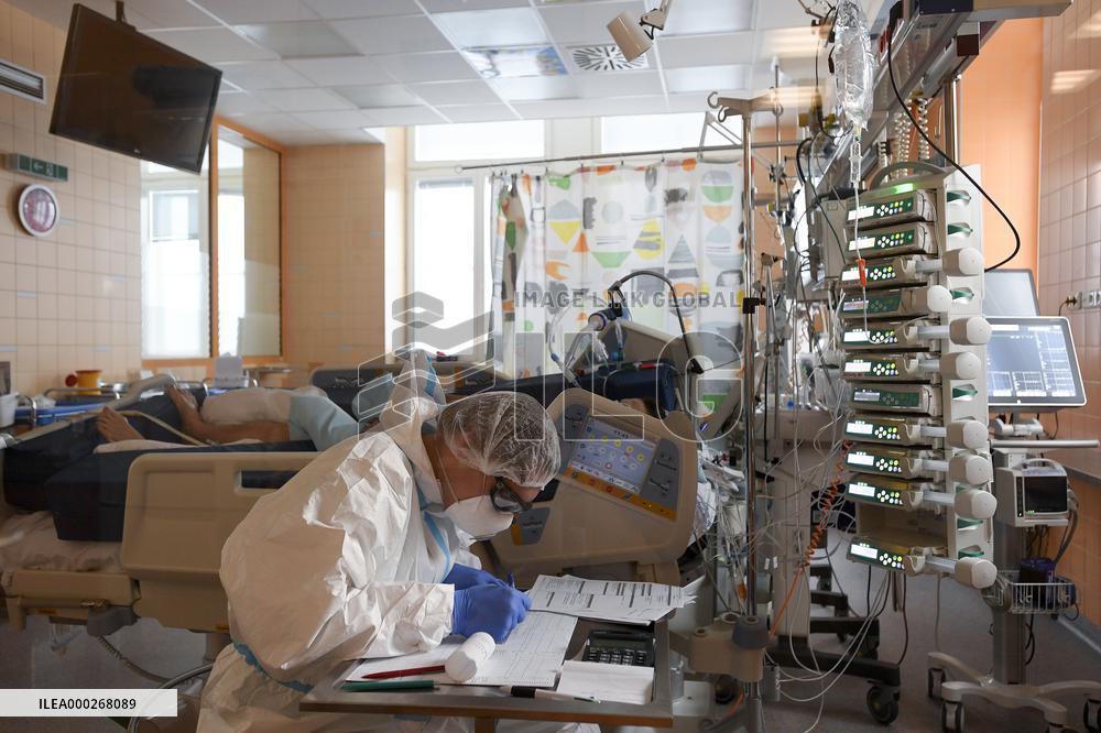 Hospitalised coronavirus patients, doctors, mask, General University Hospital in Prague