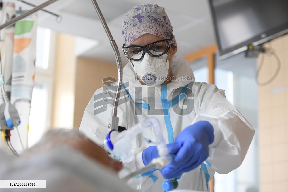 Hospitalised coronavirus patients, doctors, mask, General University Hospital in Prague