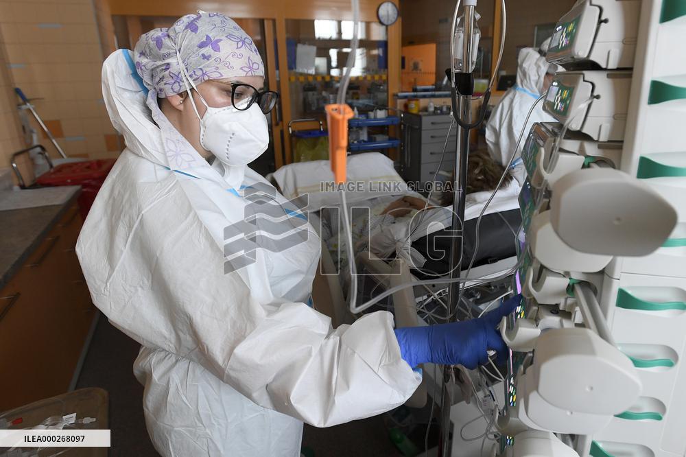 Hospitalised coronavirus patients, doctors, mask, General University Hospital in Prague