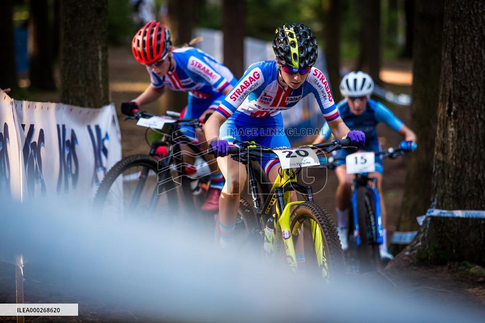 Karolina Bedrnikova, Aneta Novotna