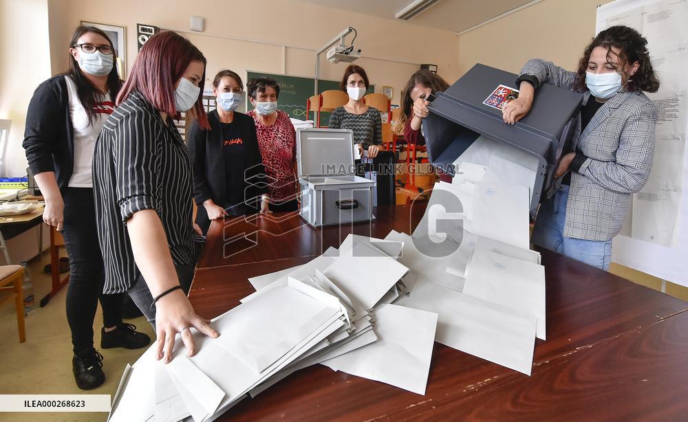 Czech regional and Senate elections, election commission count ballots