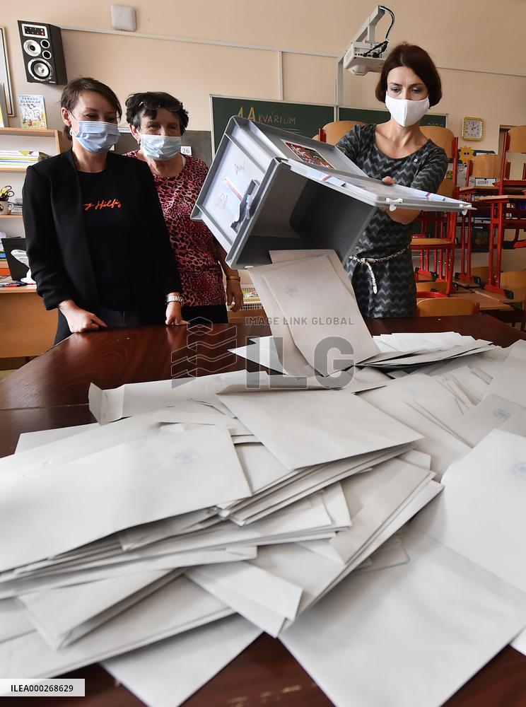 Czech regional and Senate elections, election commission count ballots