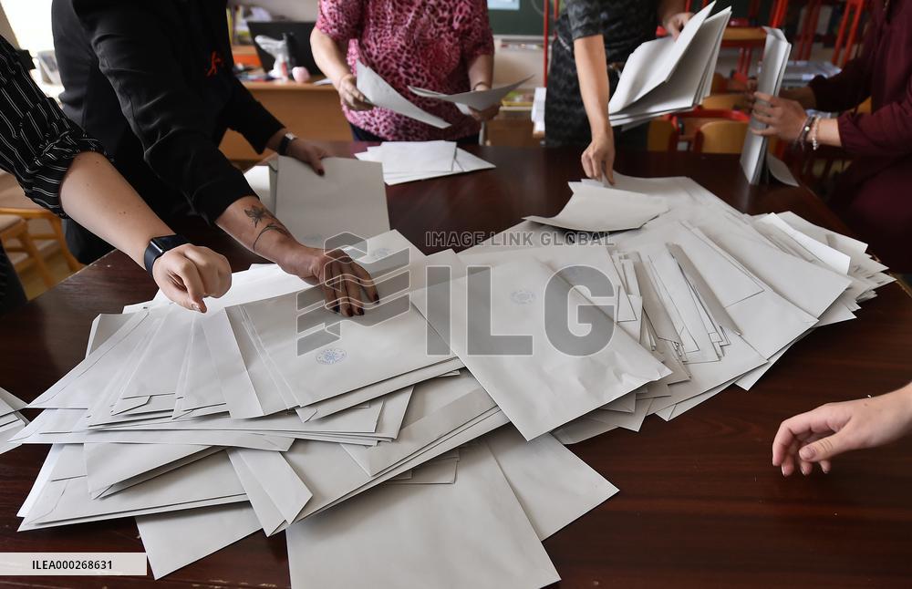 Czech regional and Senate elections, election commission count ballots