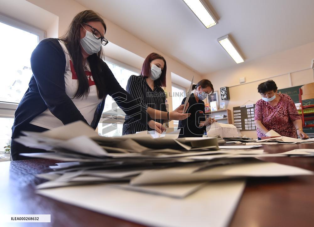 Czech regional and Senate elections, election commission count ballots