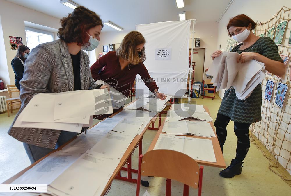 Czech regional and Senate elections, election commission count ballots