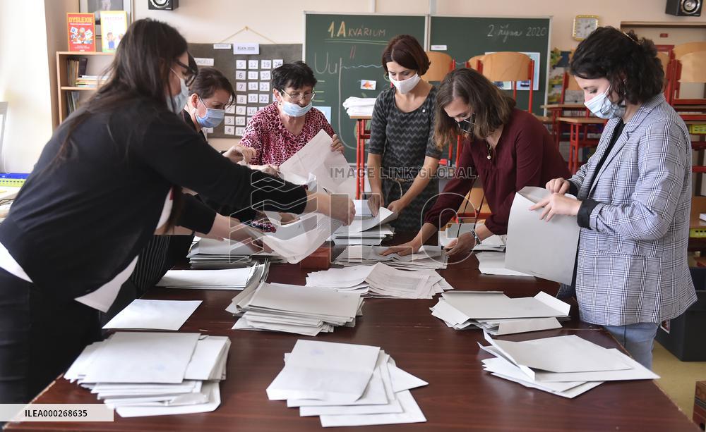 Czech regional and Senate elections, election commission count ballots