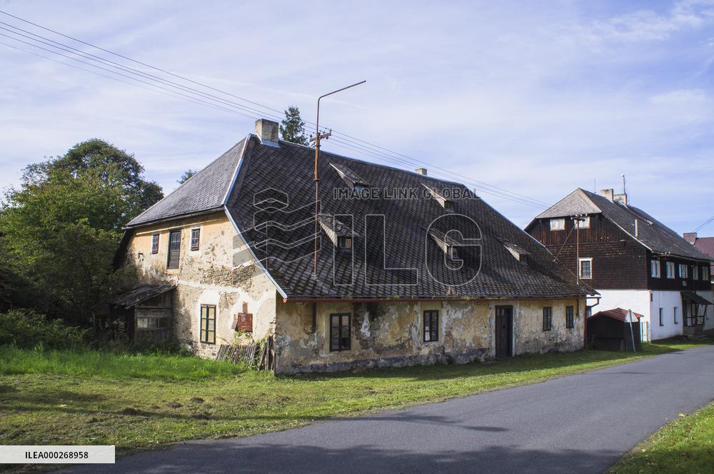 a house nr 8, Javorna