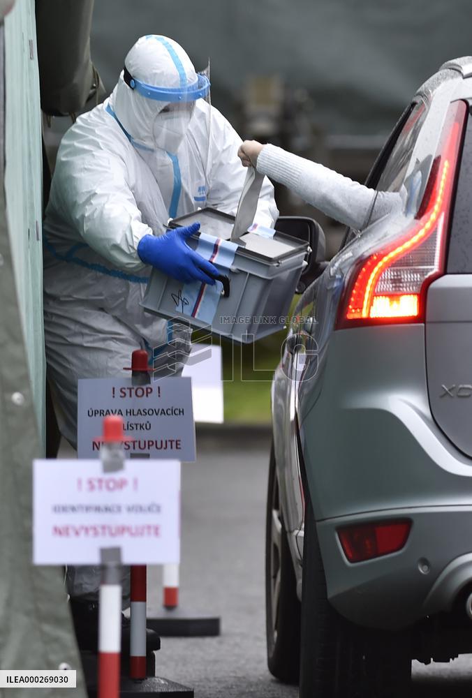 drive-in point, polling place, Senate elections, second round, election commission in protective clothing, suit, ballot box