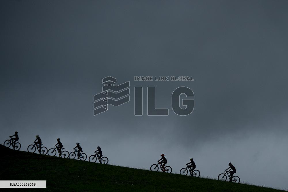pump track circuit for cyclists, cyclist, silhouette