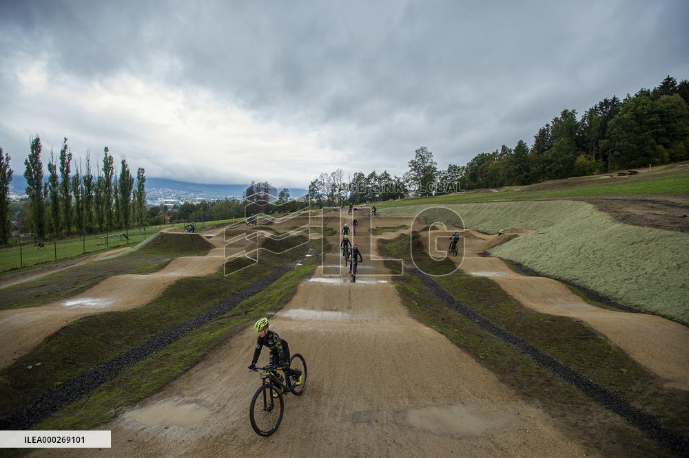 pump track circuit for cyclists, cyclist