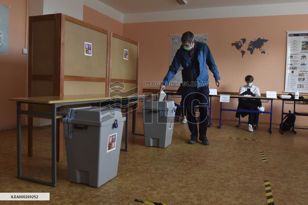Polling place, Senate elections, second round, election commission, voter, people, ballot box