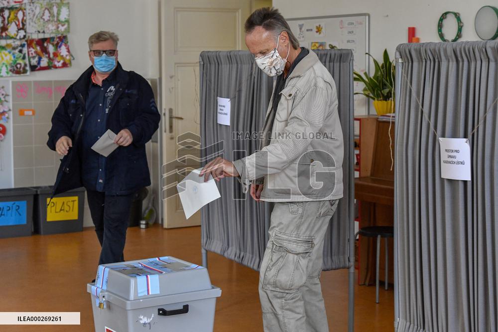 Polling place, Senate elections, second round, election commission, voter, people, ballot box