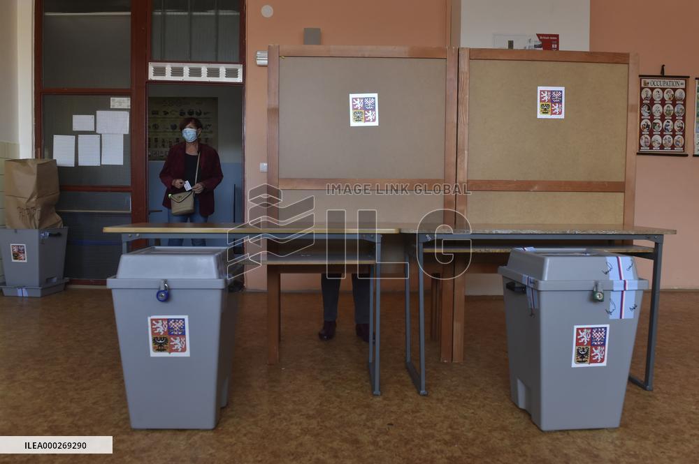 Polling place, Senate elections, second round, election commission, voter, people, ballot box