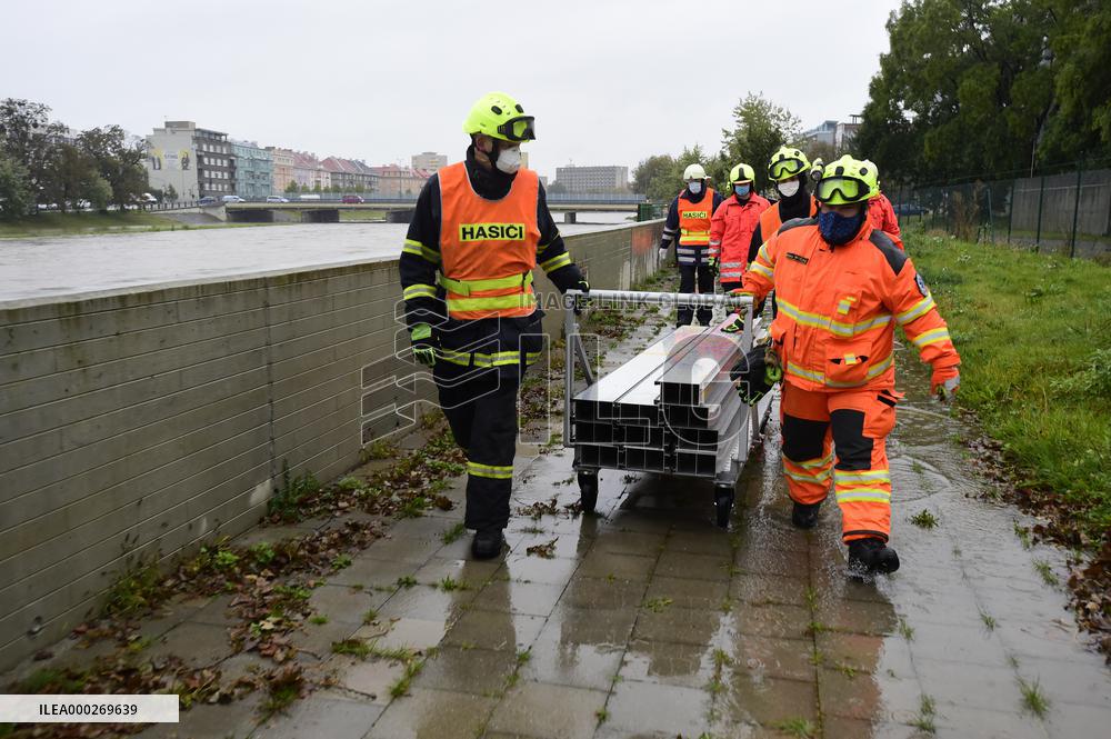 Firefighters build flood-protection walls, river Becva