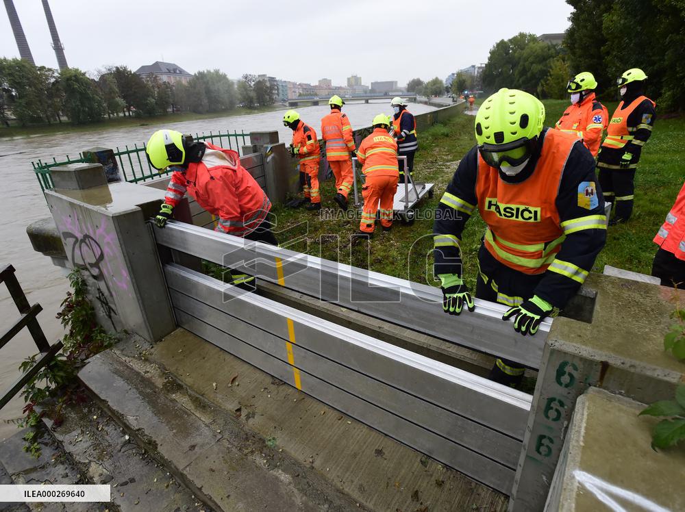 Firefighters build flood-protection walls, river Becva