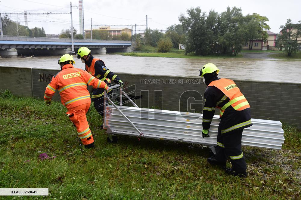 Firefighters build flood-protection walls, river Becva