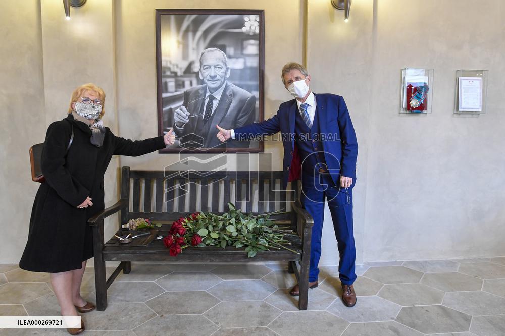 Jaroslav Kubera's bench, Vera Kuberova, Milos Vystrcil