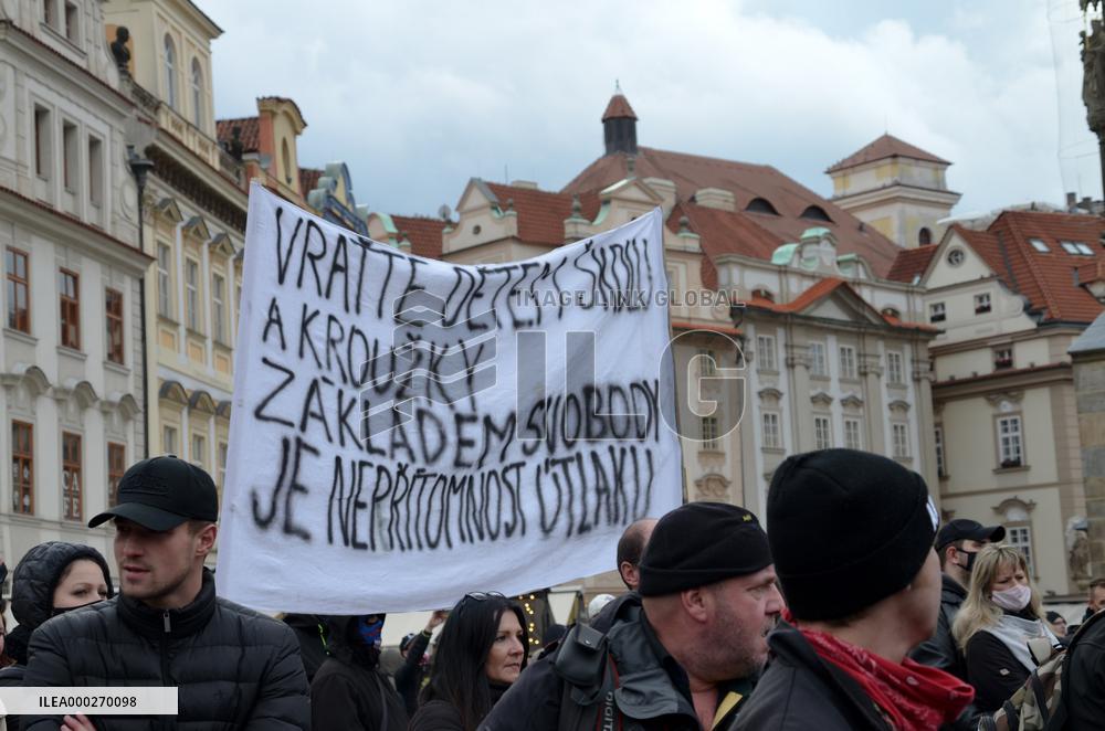 Protesters against COVID measures, Prague, policemen, protest, lockdown measures