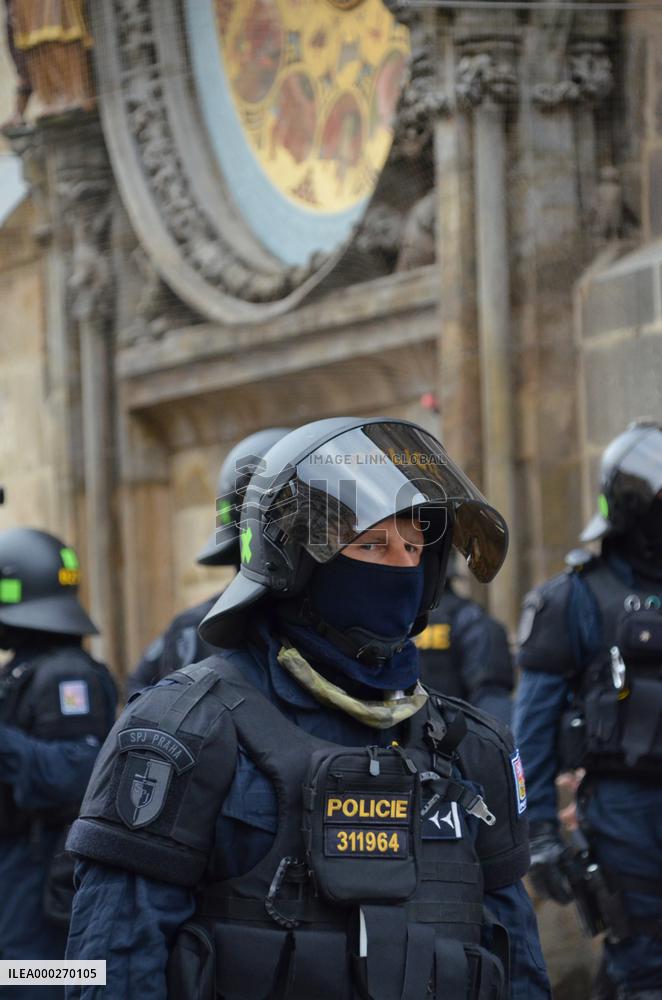 Protesters against COVID measures, Prague, policemen, protest, lockdown measures