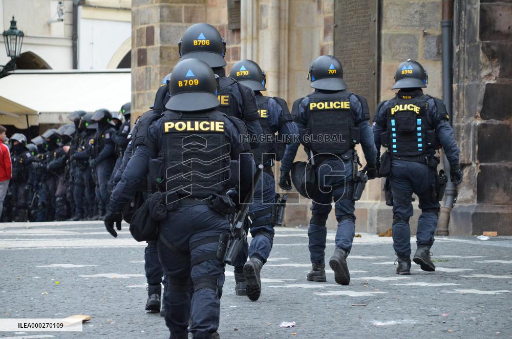 Protesters against COVID measures, Prague, policemen, protest, lockdown measures