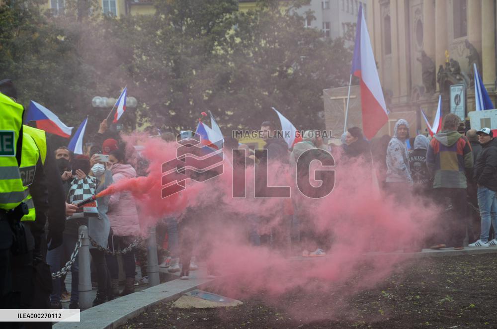 Protesters against COVID measures, Prague, policemen, protest, lockdown measures
