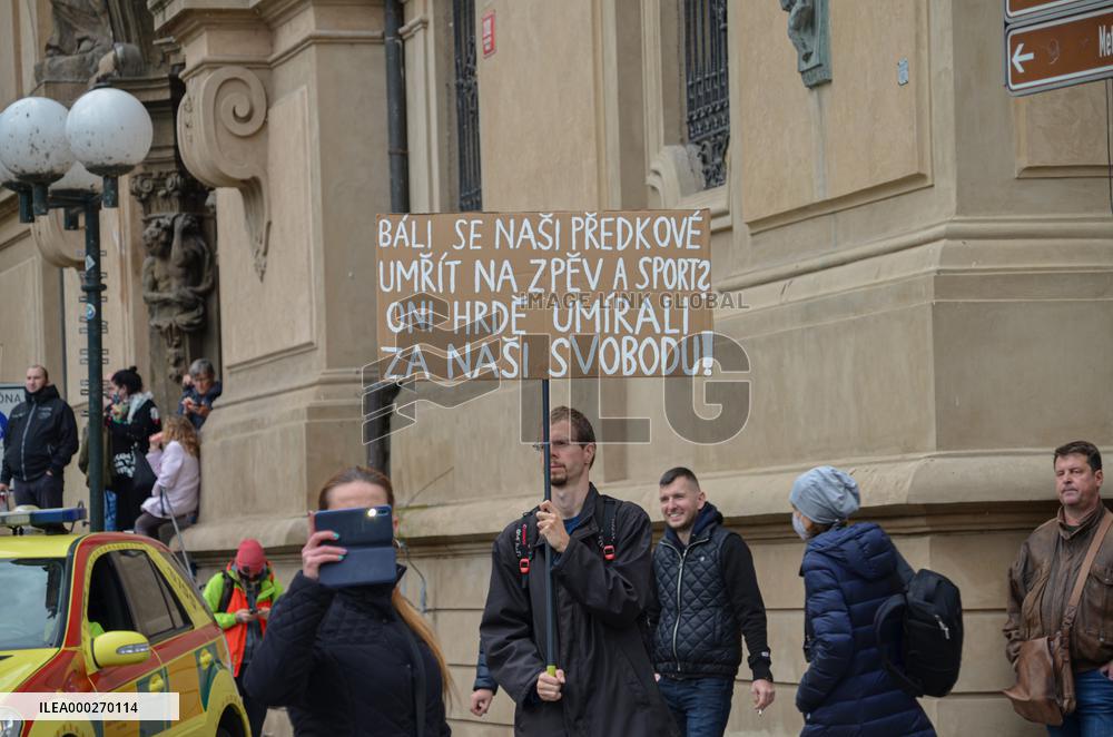 Protesters against COVID measures, Prague, policemen, protest, lockdown measures