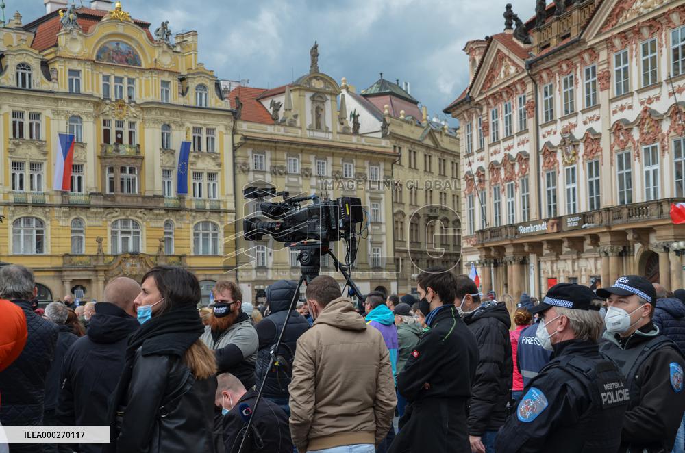 Protesters against COVID measures, Prague, policemen, protest, lockdown measures