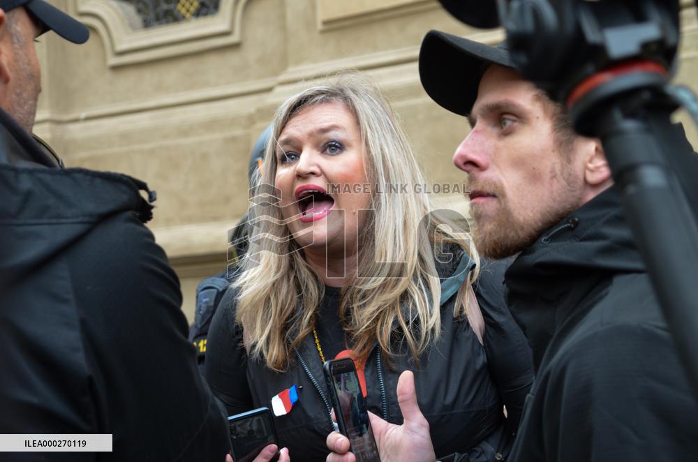 Protesters against COVID measures, Prague, policemen, protest, lockdown measures
