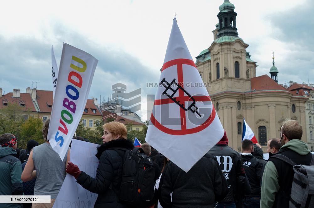 Protesters against COVID measures, Prague, policemen, protest, lockdown measures