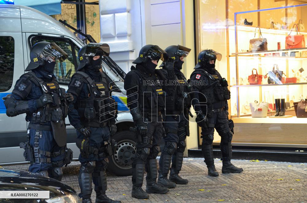 Protesters against COVID measures, Prague, policemen, protest, lockdown measures