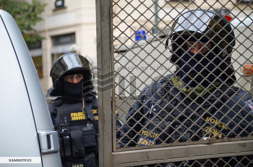 Protesters against COVID measures, Prague, policemen, protest, lockdown measures