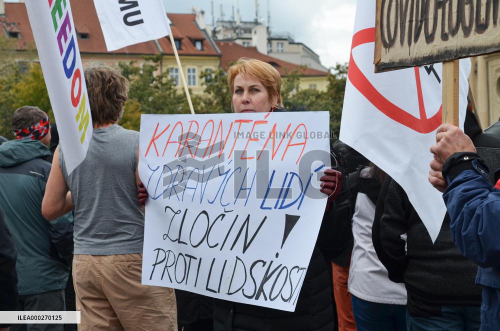 Protesters against COVID measures, Prague, policemen, protest, lockdown measures