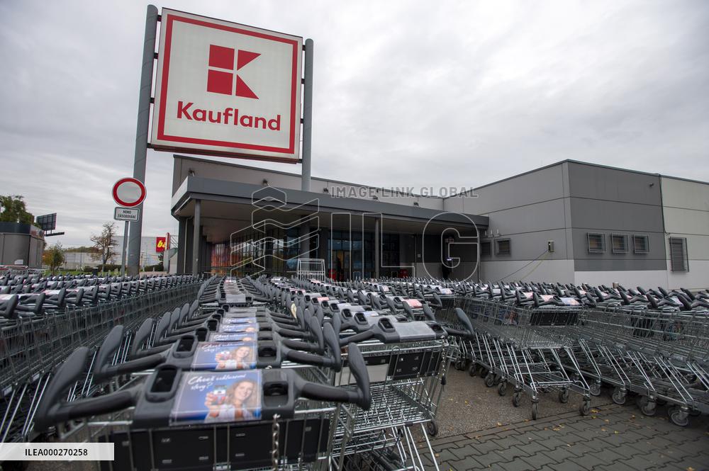 KAUFLAND, closed shop, state of emergency, Czech Republic, Prague, shopping trolley