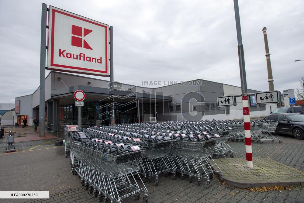 KAUFLAND, closed shop, state of emergency, Czech Republic, Prague, shopping trolley