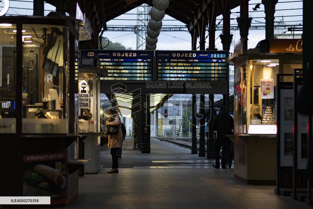 Railway station, stalls, passenger hall