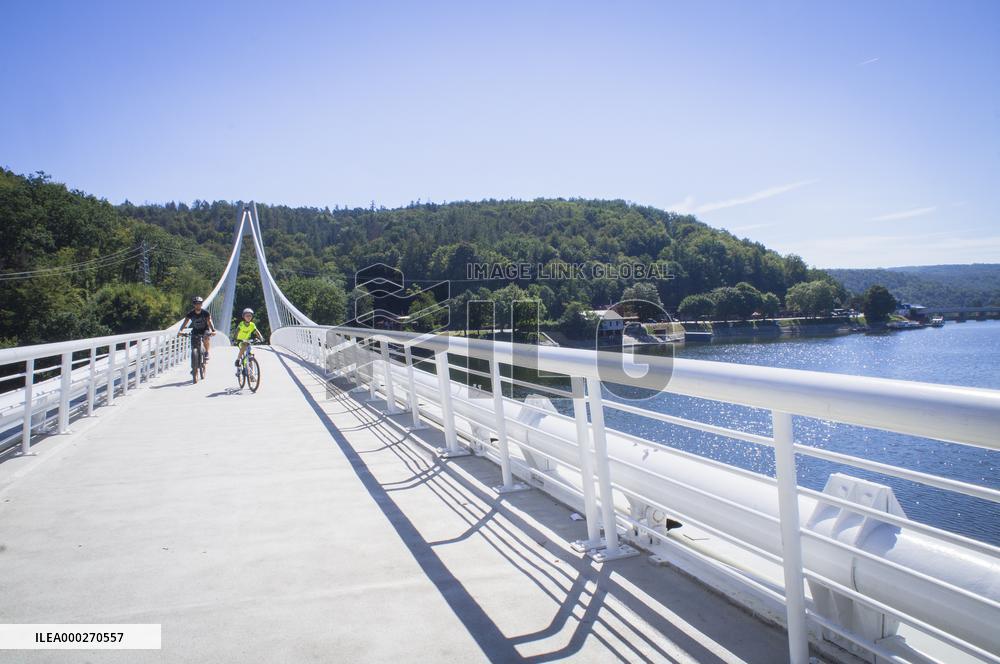 Vranov Dam, suspension footbridge over the Swiss Bay