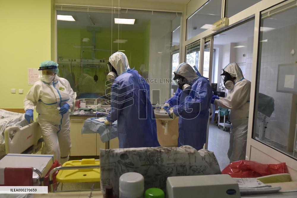 Krnov Hospital, department of anesthesiology and resuscitation for patients with COVID-19 disease, medical staff, protective clothing, suit, healthcare professionals