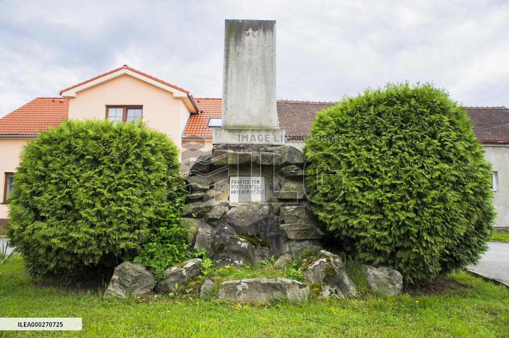 Red Army Soldiers Monument, Stary Petrin