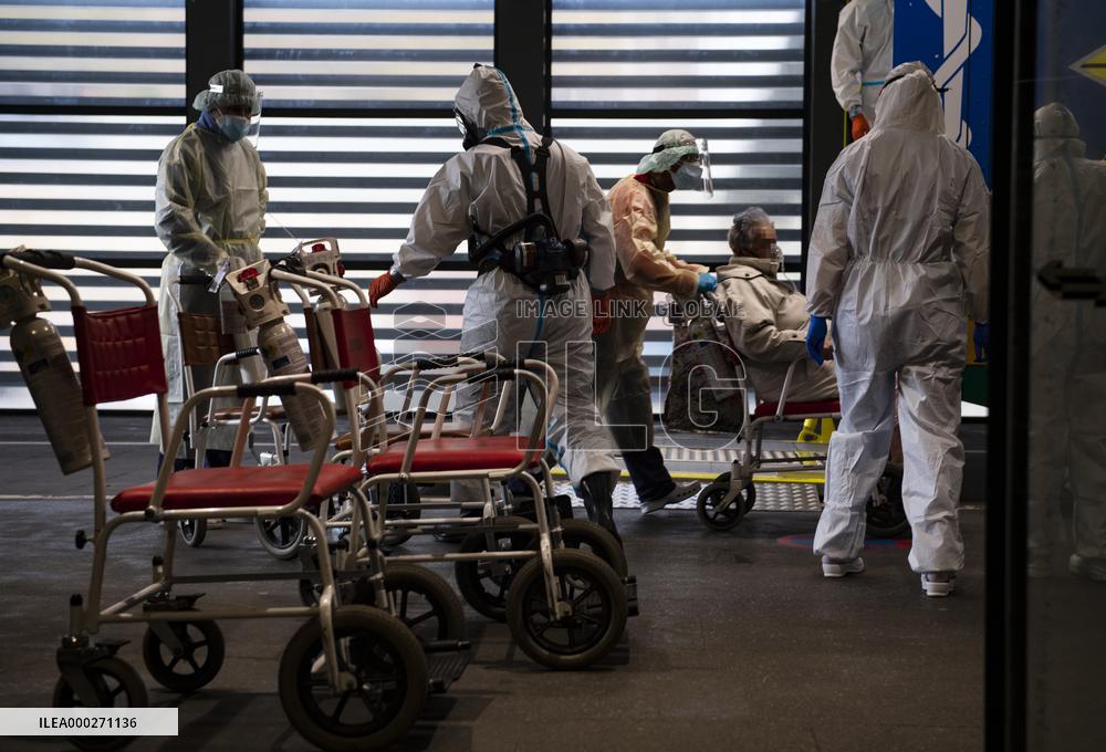transport of ten ventilated patients with coronavirus, stretcher, patient, Motol University Hospital, ambulance, Atego special emergency vehicle