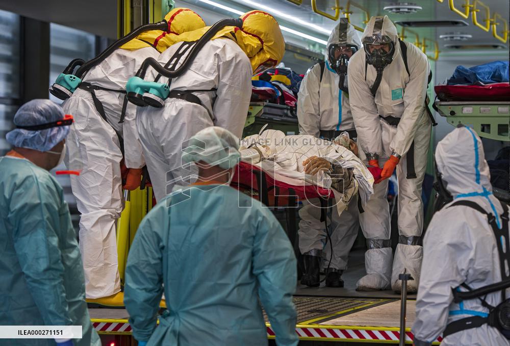 transport of ten ventilated patients with coronavirus, stretcher, patient, Motol University Hospital, ambulance, Atego special emergency vehicle