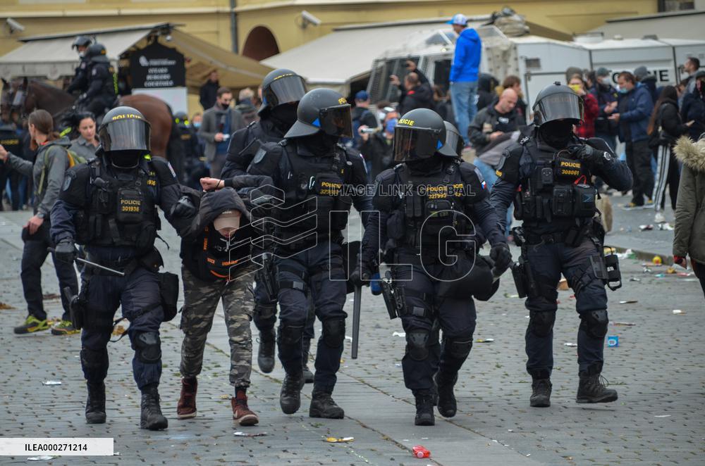 Protesters against COVID measures, Prague, policemen, protest, lockdown measures