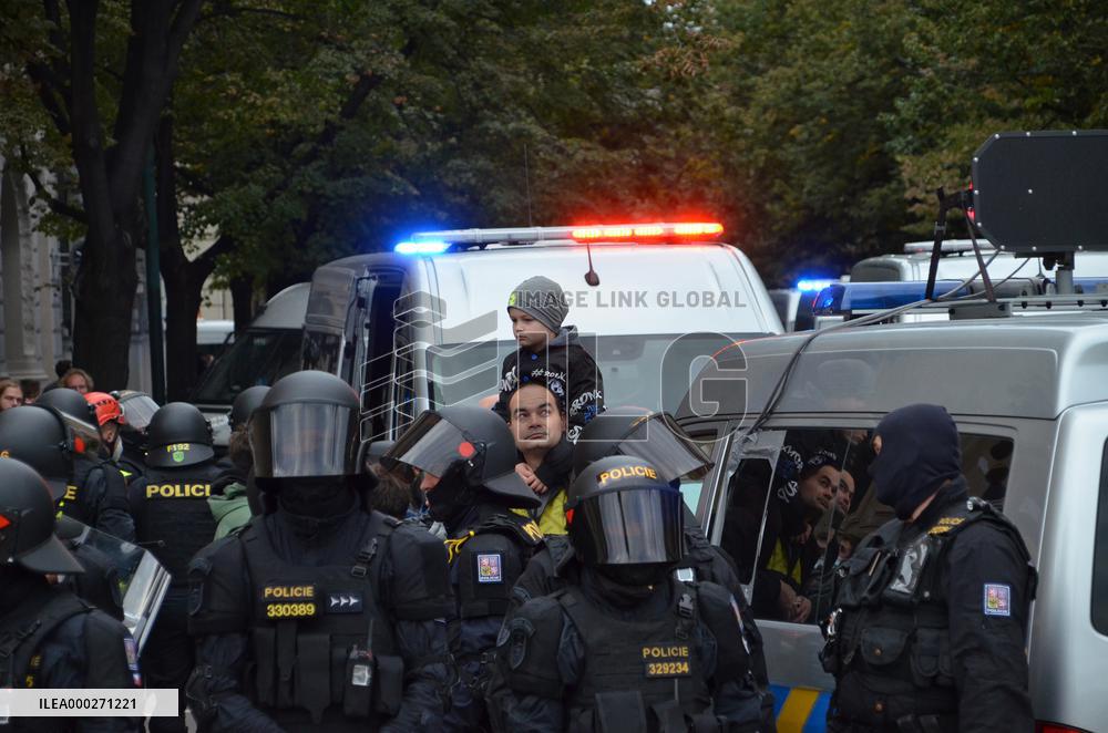 Protesters against COVID measures, Prague, policemen, protest, lockdown measures