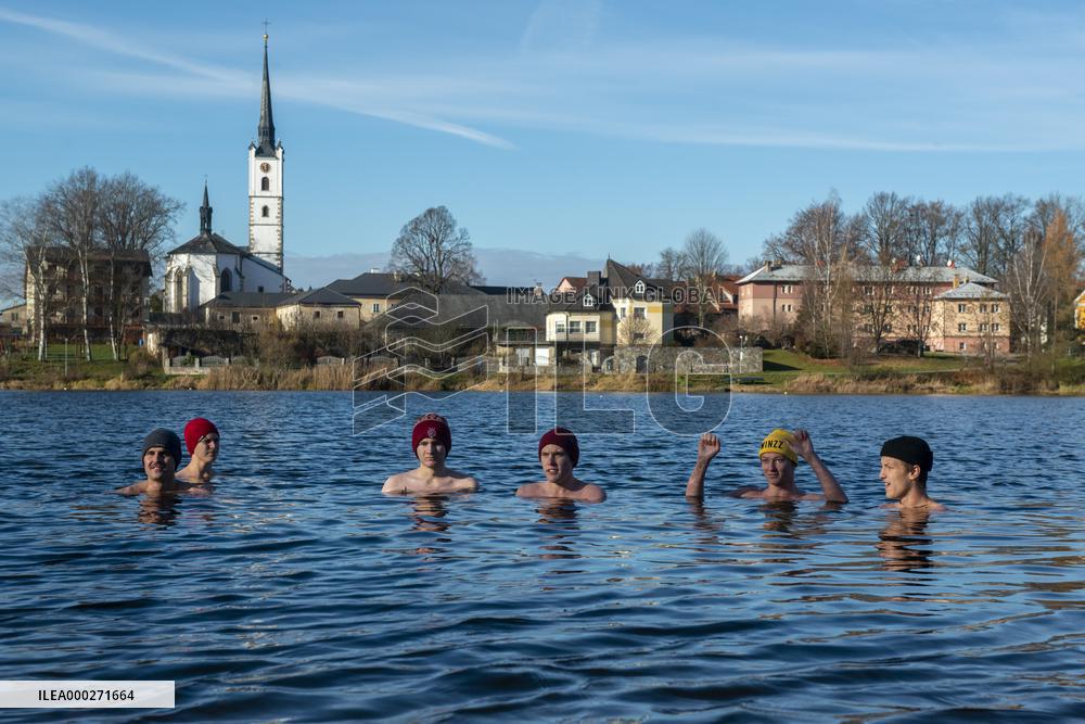 Winter swimmers, cold water, Dam Lipno near Frymburk